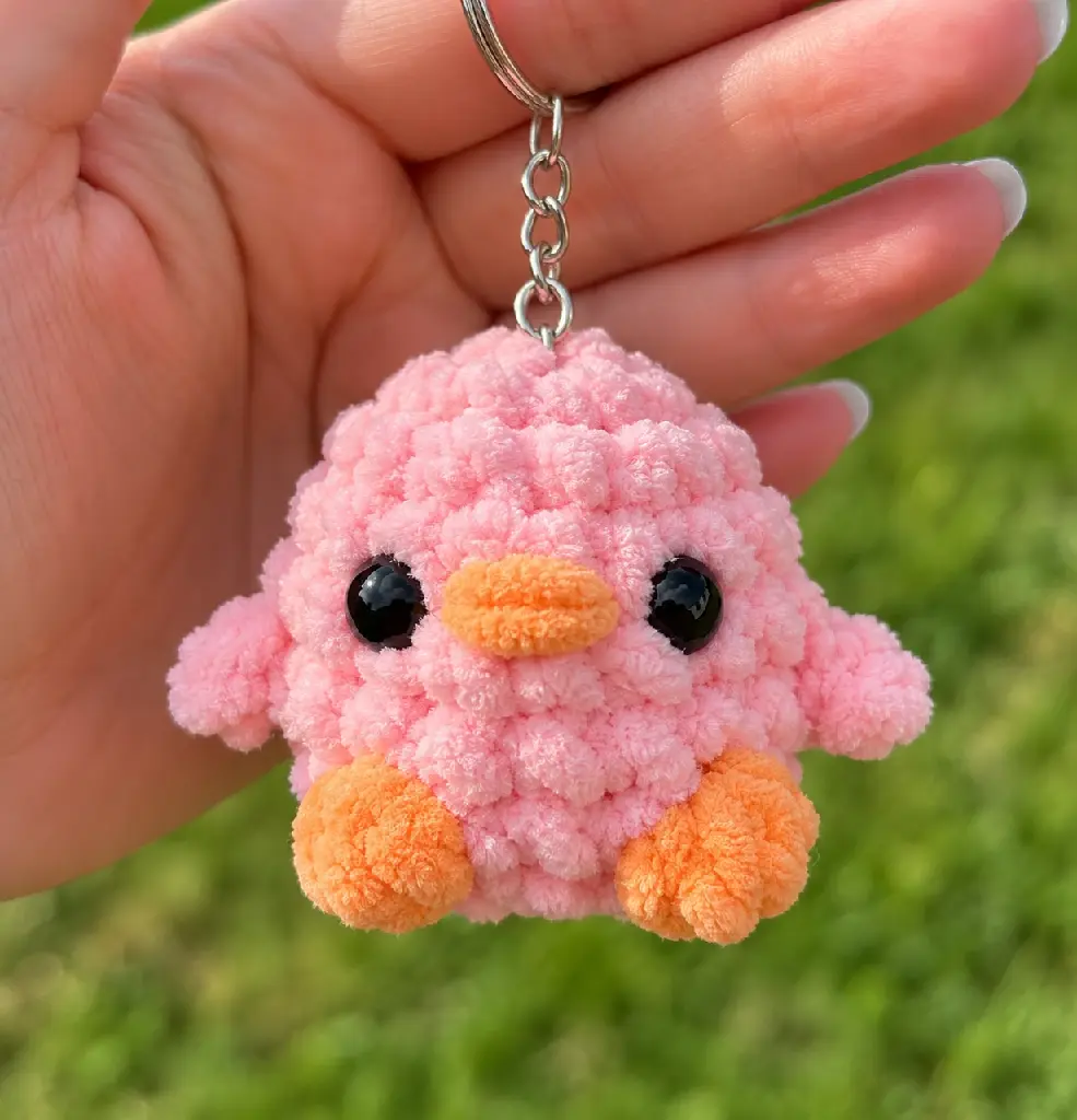 Poussin rose en pompon crochet.webp